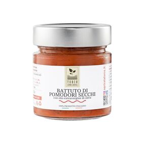 La scelta dei Pomodori Secchi e Capperi è ideale per chi desidera aggiungere un tocco di gusto mediterraneo ai propri piatti. Questi ingredienti non solo si completano a vicenda in termini di sapore, ma creano anche un equilibrio perfetto di texture e aroma. Sono perfetti per arricchire insalate, per condire pasta o risotti, o come base per salse e condimenti. I Pomodori Secchi e Capperi sono anche un'ottima scelta per accompagnare piatti di carne o pesce, aggiungendo un sapore robusto e distintivo. La loro versatilità li rende adatti anche per la preparazione di antipasti gourmet, bruschette, o come aggiunta in piatti vegetariani e vegani. La preparazione dei Pomodori Secchi e Capperi segue metodi tradizionali che rispettano la qualità degli ingredienti. Ogni confezione racchiude il gusto autentico del Mediterraneo, offrendo un'esperienza gustativa che è al tempo stesso familiare e sorprendente. Pomodori Secchi e Capperi in Olio EVO